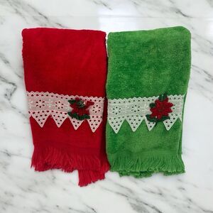 2 Vintage Stevens Utica Fingertip Towels Poinsettia’s Green And Red With Lace